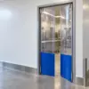 Маятниковая распашная двустворчатая эластичная дверь из ПВХ 290*160
